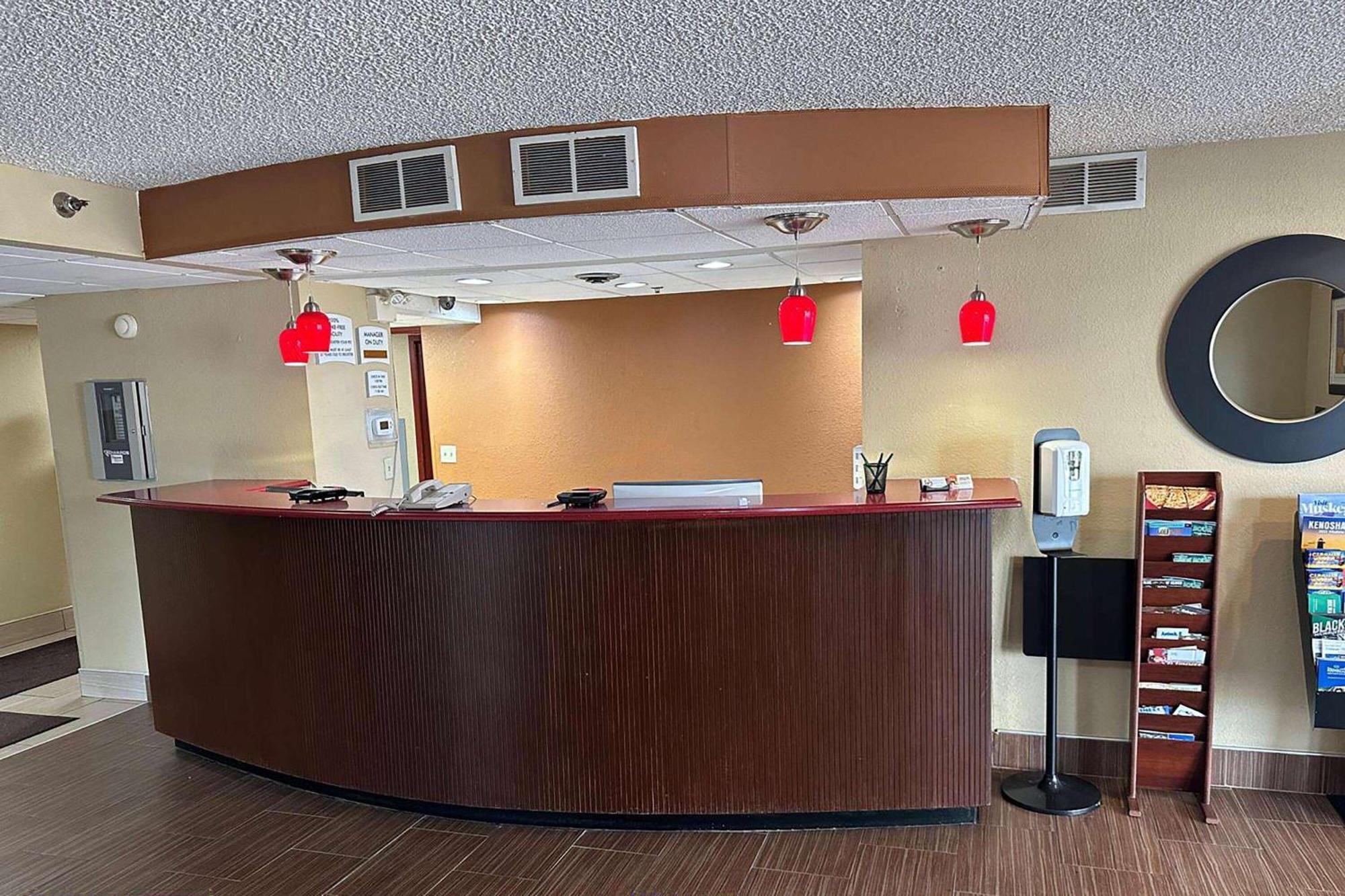 Super 8 By Wyndham Sturtevant Racine Exterior photo