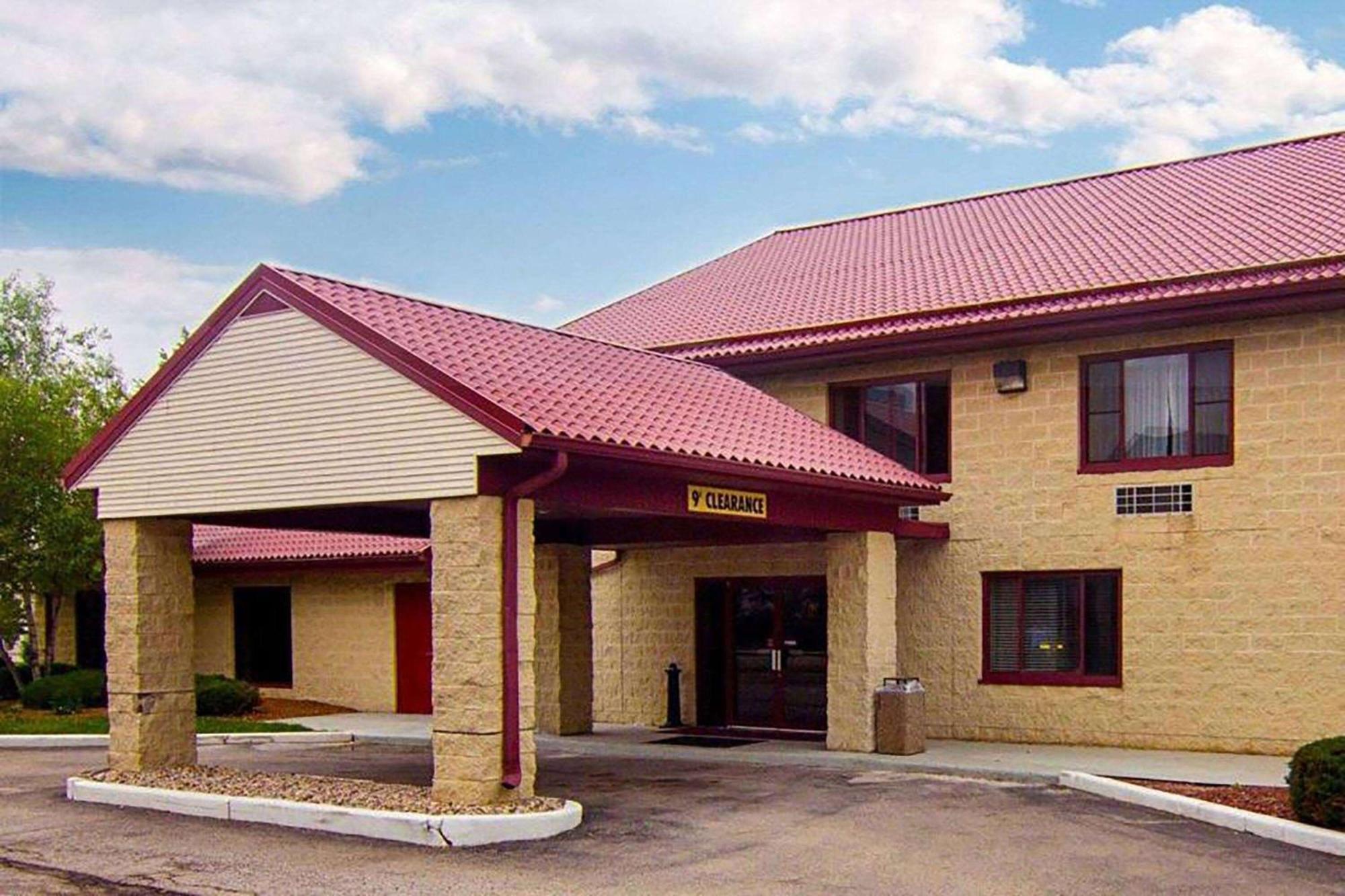 Super 8 By Wyndham Sturtevant Racine Exterior photo